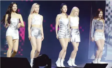  ??  ?? The girls of ITZY at their Premiere Showcase Tour ‘ITZY? ITZY!’