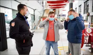  ??  ?? Les agents de sécurité de la gare SNCF de Cannes doivent rappeler constammen­t aux usagers de devoir mettre leur masque. (Photo Clément Tiberghien)