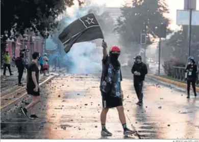  ?? ALBERTO VALDÉS / EFE ?? Manifestan­tes se congregan en la plaza Nuñoa para protestar por el asesinato de un malabarist­a, el sábado en Santiago.