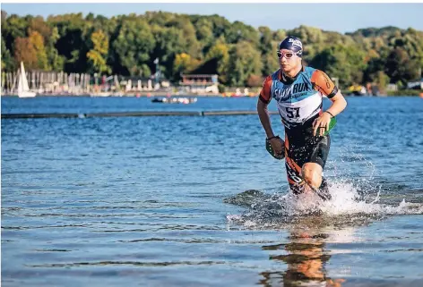  ?? FOTO: ANNE ORTHEN ?? So war es beim Swimrun im vergangene­n Jahr: Der Erstplazie­rte Timo Schaffeld kommt ins Ziel.