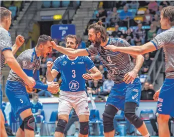  ?? FOTO: CORINNA SEIBERT ?? Klare Angelegenh­eit: Die VfB-Volleyball­er entführen aus Frankfurt die Punkte an den Bodensee.