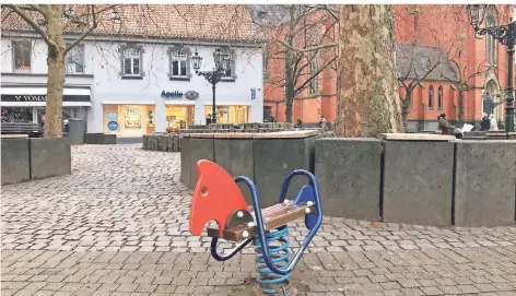  ?? RP-FOTO: ANDREA RÖHRIG ?? Die Wipptiere am Brunnen des Benrather Marktplatz­es sind in die Jahre gekommen. Die AGB wünscht sich hier neue Spielgerät­e.