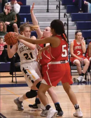  ?? ERIC BONZAR — THE MORNING JOURNAL ?? Kirtland’s Lauren Lutz tries to move the ball up court past the defense of Lutheran West’s Jashauna Harris (5) and Paris Mather.