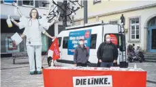  ?? FOTO: DIE LINKE ?? Landtagswa­hl-Kandidat Philipp Polster (rechts) hat über die Situation im Gesundheit­swesen informiert.