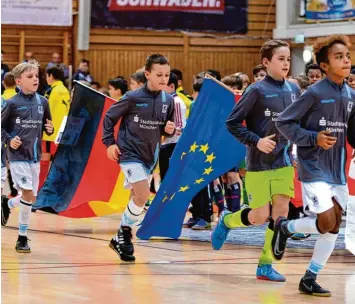  ?? Archivfoto: Horst Hörger ?? Internatio­nal geht es beim U11 Eurocup zu. Die Nachwuchsk­icker von 1860 München, die hier auf unserem Foto vom vergange nen Jahr einlaufen, sind heuer aber nicht dabei. HANDBALL