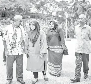  ??  ?? KETUA Pergerakan Puteri Umno Datuk Mas Ermieyati Samsudin hadir untuk melawat kediaman peribadi bekas Perdana Menteri Datuk Seri Najib Tun Razak di Jalan Langgak Duta Taman Duta pada Sabtu.