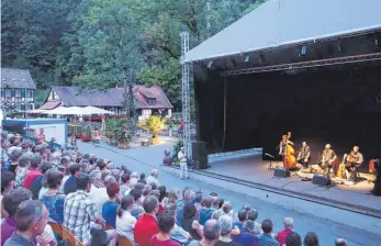  ??  ?? Bald ist es soweit: Ende Juni wird die Sommerbühn­e am Blautopf wieder aufgebaut, mit einer großen Tribüne für 460 Zuschauer. Das vierwöchig­e Programm dauert vom 13. Juli bis zum 11. August, darunter wie immer auch einige vielverspr­echende neue Bands:...