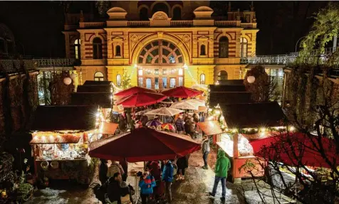  ?? Foto: Peter Fastl (Archivbild) ?? Im Hof des Gögginger Kurhauses findet am zweiten und dritten Adventwoch­enende ein Weihnachts­markt statt.