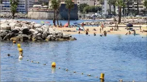  ?? (Photo Frank Muller) ?? A l’intérieur de la zone réservée à la baignade, délimitée à l’intérieur de la bande des  mètres, comme ici plages du Mourillon, toute autre activité est interdite.