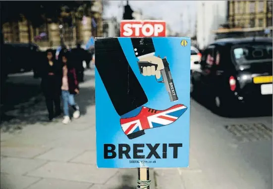  ?? MATT DUNHAM / AP ?? Contundent­e cartel contra el Brexit ayer frente al Parlamento británico