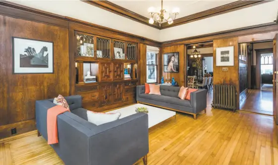  ?? Olga Soboleva/Vanguard Properties ?? The family room of 880 Ashbury St. in Ashbury Heights features built-ins, tall wainscotin­g and hardwood molding.