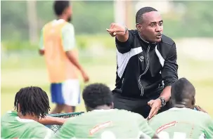  ?? GLADSTONE TAYLOR ?? Montego Bay United (MBU) coach Dillon Thelwell (top) gives his team a half-time talk during their game against UWI FC on Friday, January 5, 2018, at the UWI Mona Bowl. Thelwell was reappointe­d to the role in an interim capacity after previous coach Vassell Reynolds was fired last Friday.