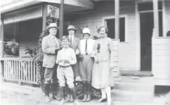 ??  ?? Alexander F.
Pirie, con su hijo Alejandro Pirie Bertram, y su hermana Jean Pirie (de sombrero blanco), con unas amigas de esta, entre ellas Dorothy Lankester.