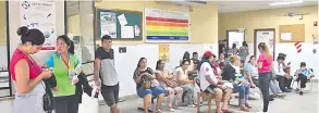  ??  ?? Desde hace una semana se dejaron de hacer análisis a pacientes ambulatori­os por la carencia de reactivos e insumos en Caacupé.