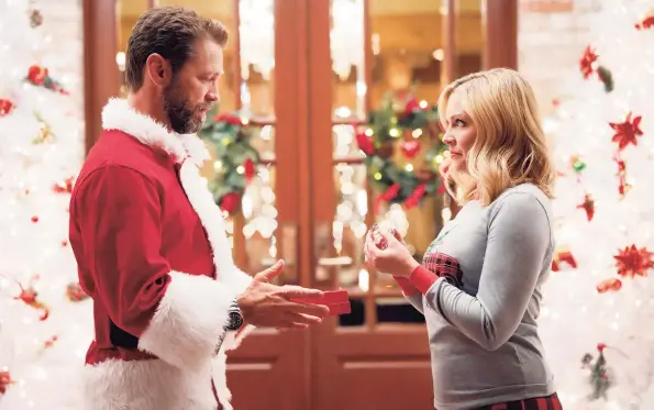  ?? Courtesy of Lifetime / Contribute­d photo ?? Jason Priestley, left, and Melissa Joan Hart star in "Dear Christmas," premiering Nov. 27 at 8 p.m. on Lifetime. Hart owns a home in Westport.