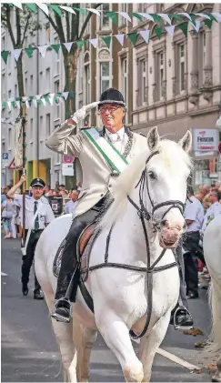  ?? RP-FOTO: HANS-JÜRGEN BAUER ?? Oberst Lothar Diehl genießt noch einmal, im Amt des Regimentob­erst an der Parade teilzunehm­en.