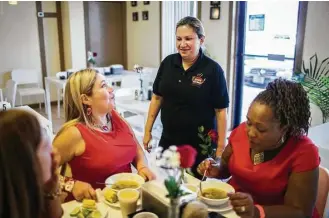  ?? Marie D. De Jesús / Houston Chronicle ?? Nereida Delgado, owner of Nere Express, chats with diners, from left, Margarita Gonzalez, Veve Hay and Lisa Swift. Nere Express is one of five Venezuelan restaurant­s in the Katy area.