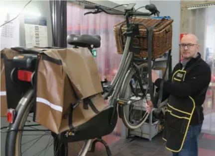  ?? FOTO JAA ?? Michel Obourdin van De Bak-Fiets-Kar in Schoten sleutelt aan een fiets van iemand die de tweewieler echt nodig heeft voor de uitoefenin­g van haar essentieel beroep. En dat mag nu dus ook officieel.