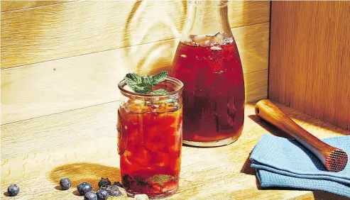  ?? TOM MCCORKLE FOR THE WASHINGTON POST ?? Forget the special tools. “You don’t need to buy a bunch of things” to make iced tea, says Runningbyr­d Tea’s Ben Byrd.