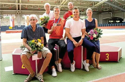  ?? FOTO: FRANK STEINHORST ?? Blumen gab es in Erfurt nicht nur für Jonathan Hilbert (2. von links) und Julian Reus (3. von links mit Ehefrau Anne), sondern auch für Geher-Trainer Petro Zaslavskyy (links) sowie die beiden Sprint-Verantwort­lichen Gerhard Jäger (hinten links) und Tobias Schneider.