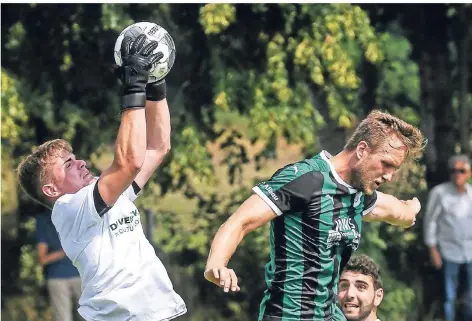  ?? FOTO: MARKUS WEISSENFEL­S ?? In dieser Szene greift Torhüter Johannes Buers noch sicher zu, bei den ersten beiden Gegentreff­ern patzte er dann.