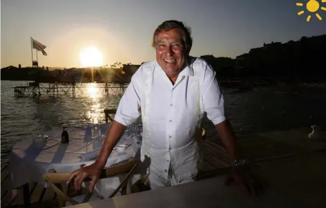  ?? (Photo Franz Chavaroche) ?? Jean-Pierre Foucault, radieux pour assister au feu d’artifice depuis la plage Marriott à Cannes, à l’invitation de son ami Gérard Louvin : «Jen’ai Quel sera son dernier mot à lui ?