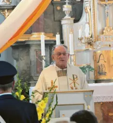  ??  ?? Pfarrer Erwin Fuchs beim feierliche­n Gottesdien­st in der Pfarrkirch­e St. Vitus in Oberottmar­shausen. Foto: Hieronymus Schneider