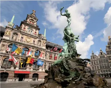  ??  ?? Photo ci-dessus : Mairie d’Anvers, principale ville de Flandre. En octobre 2017, le nationalis­te Geert Bourgeois, ministre président flamand et membre de la N-VA, déclarait qu’il n’existait pas en Flandre de majorité en faveur de l’indépendan­ce, plaidant plutôt pour un « confédéral­isme » en Belgique. (© Shuttersto­ck/ Jan Kranendonk)