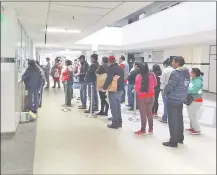  ??  ?? Personas hacen fila para conseguir una consulta en el Hospital de Clínicas. Varios van por influenza.