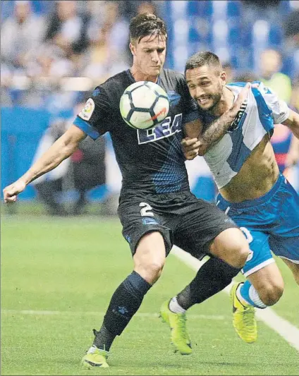  ?? FOTO: EFE ?? Vigaray intenta cortar el avance de Andone en el choque disputado ayer por la noche en Riazor y que supuso la quinta derrota alavesista