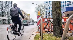  ?? FOTO: ANNE ORTHEN ?? Die Karlstraße soll eine Radfahrspu­r bekommen, bislang fahren Radfahrer auf der Fahrbahn.