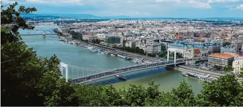  ?? Foto: Jasmin Weinzierl ?? Zugegeben – man muss sich etwas sportlich betätigen. Dafür wird man am Ende mit diesem schönen Ausblick über die ungarische Hauptstadt belohnt.