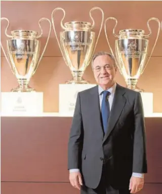  ?? IGNACIO GIL ?? Florentino Pérez, en la sala de trofeos del Bernabéu