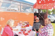  ??  ?? Ursula (links) und Wolfgang (rechts) Raymann sind mit einem von nur fünf heute noch existieren­den Mercedes 03500 angereist.