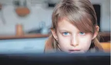  ?? FOTO: SILVIA MARKS/DPA ?? Regeln erleichter­n den Alltag. Zum Beispiel, wenn es bei Kindern um die Zeiten am Computer oder Handy geht.