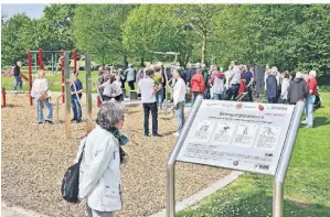  ?? FOTO: STADT KREFELD ?? Die Fischelner ließen sich die Eröffnung des neuen Fitnesspar­ks im Stadtpark nicht entgehen.