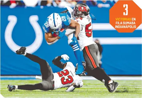  ?? ?? El partido resultó espectacul­ar en el Lucas Oil Stadium.