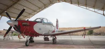  ?? (IDF) ?? A T-6 TEXAN II trainer aircraft sits in its revetment at the Hatzerim Air Base near Beersheba.