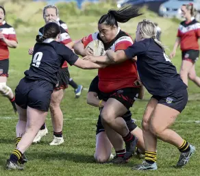  ?? PHOTO: GERARD O’BRIEN ?? Unstoppabl­e . . . Canterbury forward Juliette Talanoa charges at the Otago defence during the South Island women’s tournament opener at Kettle Park on Saturday.