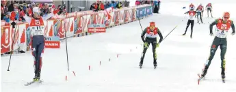  ?? FOTO: AFP ?? Vorteil Jörgen Graabak (li.): Der Norweger hielt im Zielsprint Johannes Rydzek (re.) und Fabian Rießle (Mi.) knapp auf Distanz.