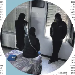  ?? Zowy Voeten ?? Abdelkhale­k Darrah, su mujer y su hija en el hostal de Vic donde están viviendo durante unos días gracias a la ayuda de una vecina.