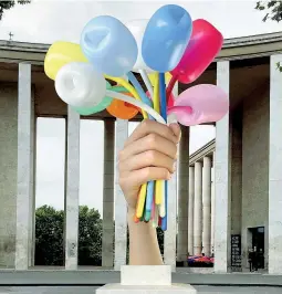  ??  ?? La mano L’opera di Jeff Koons «Bouquet of Tulips»: dovrebbe essere esposta a Parigi