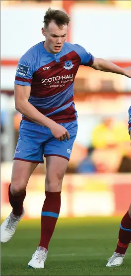  ??  ?? Drogheda United’s Chris Lyons tries to shake off former Irish internatio­nal Noel Hunt, with Ciaran Kelly up in support.