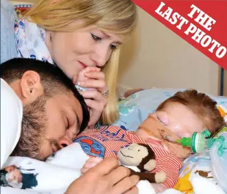  ??  ?? Charlie Gard with his parents Connie and Chris in a hospice hours before he died. They then took him home for a precious few final days together