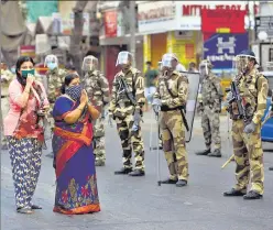  ?? SATISH BATE/HT PHOTO ?? Locals thank the CISF personnel deployed at Bandra, on Sunday.