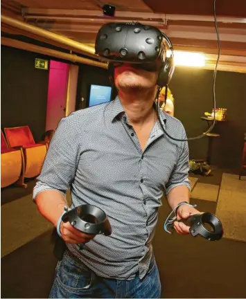  ?? Foto: Karl-Josef Hildenbran­d/dpa ?? Ein ganz besonderes Erlebnis sind sogenannte VR-Brillen. Sie ermögliche­n dem Träger den Blick in eine andere, irreale Welt. Die technologi­e ist immer weiter auf dem Vormarsch.