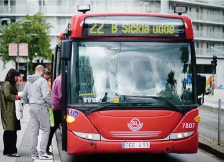  ?? FOTO: MAJA BRAND ?? SNABB BUSS. Tvärbanans ersättning­sbuss har ett ovanligt problem. Den håller tiden för bra.