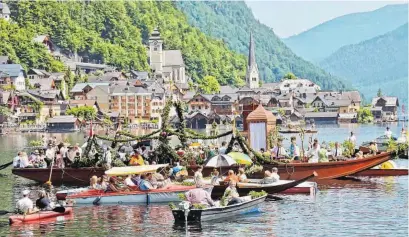  ??  ?? Die Seeprozess­ion in Hallstatt im Salzkammer­gut ist ein beliebter Publikumsm­agnet