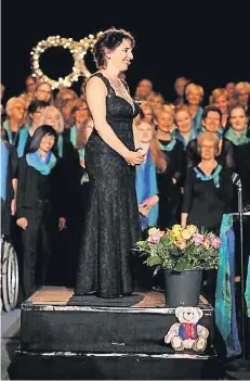  ?? FOTO: KN ?? Andrea Kautny bei einem Konzert mit dem Chor „Frauenpowe­r“in der JakobFrant­zen-Halle Willich.