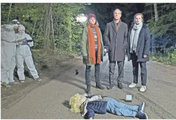  ?? FOTO: HARDY SPITZ/DPA ?? Die Ermittler Karin Gorniak (Karin Hanczewski), Peter Michael Schnabel (Martin Brambach, Mitte) und Leo Winkler (Cornelia Gröschel) stellen fest, dass es sich bei dem Opfer auf der Landstraße um eine Attrappe handelt.